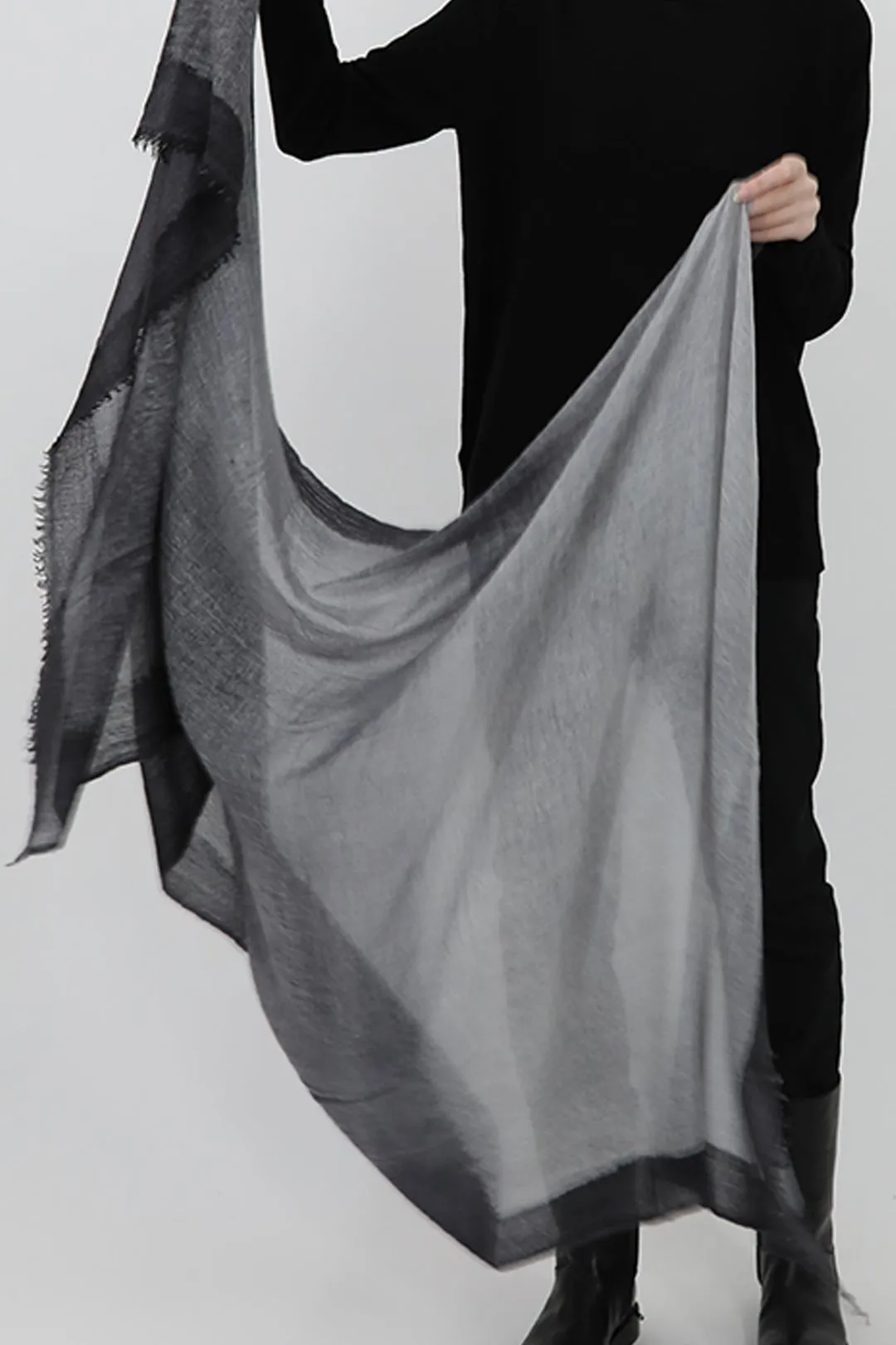 CHARCOAL SCARF IN HAND DYED CASHMERE